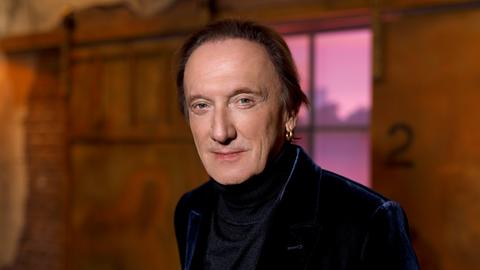 Der Musiker Marius Müller-Westernhagen schaut in die Kamera