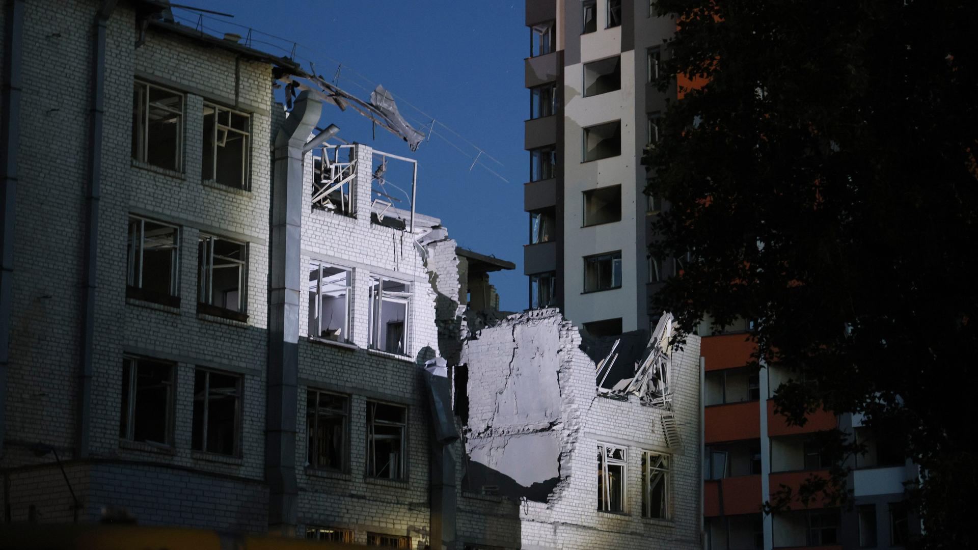 Eine russische Drohne hat dieses Gebäude in der ukrainischen Hauptstadt Kiew  beschädigt.