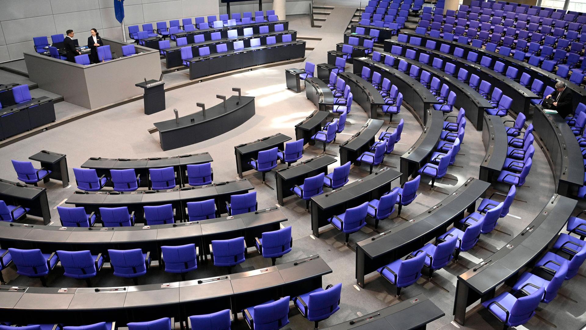 Der Plenarsaal des Deutschen Bundestages von oben, die Sitze der Abgeordneten sind leer.