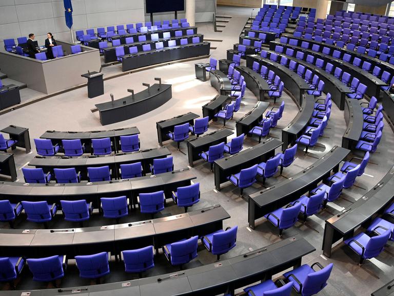 Blick in den Plenarsaal des Deutschen Bundestages, die Sitze der Abgeordneten sind leer.