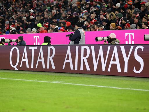 Eine Bande mit dem Sponsor Qatar Airways 