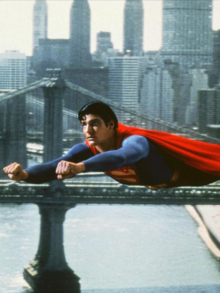 Christopher Reeve im blau-roten Supermankostüm fliegt über New York City in einem Superman-Film von 1980 