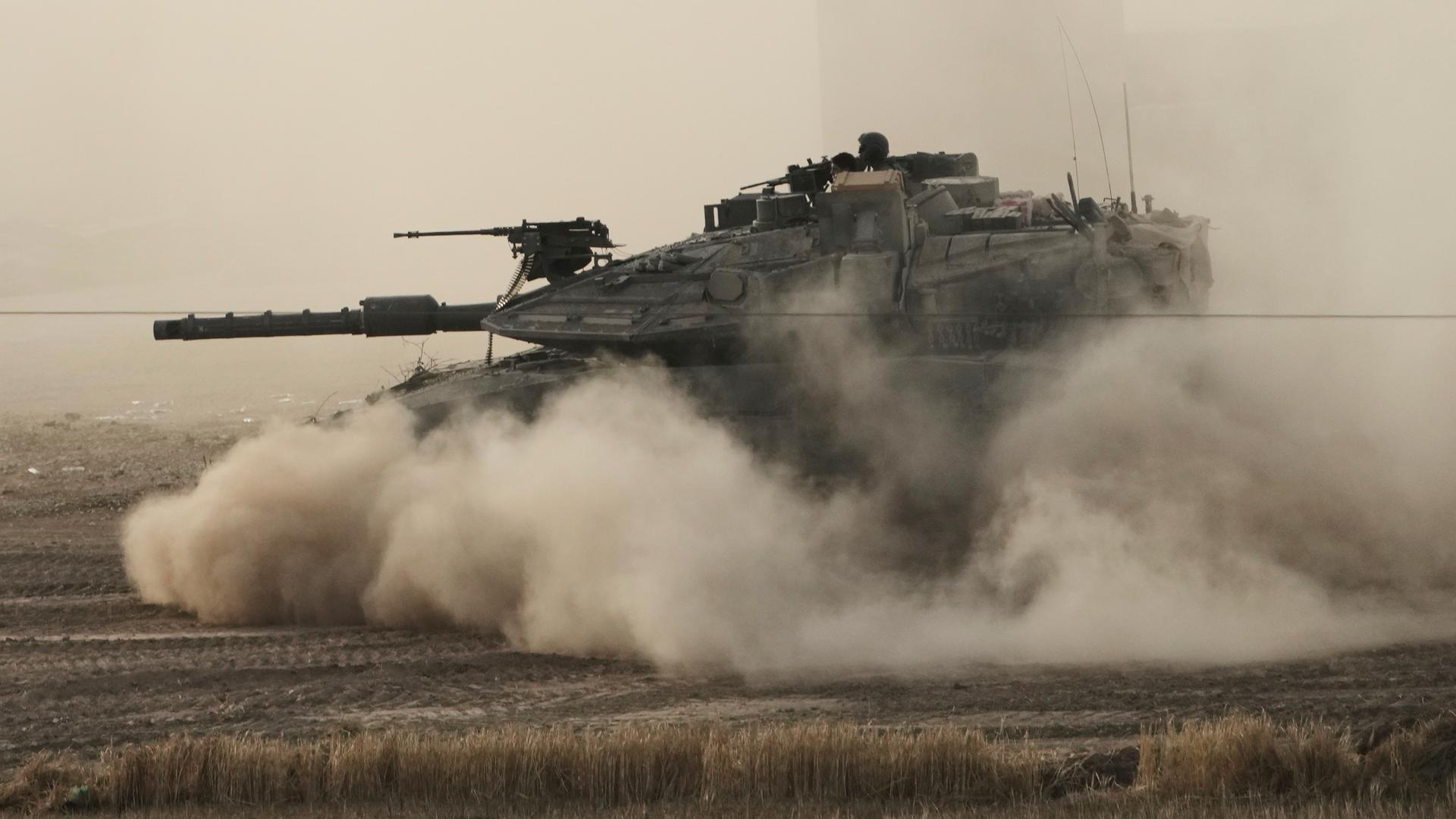 Ein israelischer Panzer bewegt sich in einem Bereitstellungsraum im Süden Israels nahe der Grenze zum Gazastreifen.
