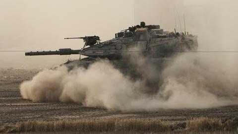 Ein israelischer Panzer bewegt sich in einem Bereitstellungsraum im Süden Israels nahe der Grenze zum Gazastreifen.