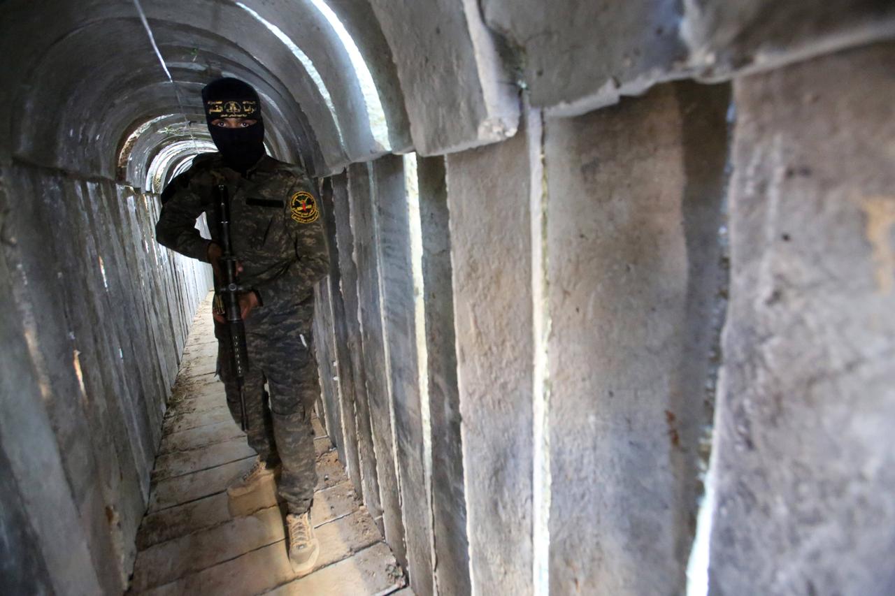 Ein bewaffneter Mann in Uniform steht im Tunnelsystem im Gazastreifen.