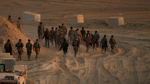 Israelische Soldaten ziehen sich nahe der Israel-Gaza-Grenze zurück.