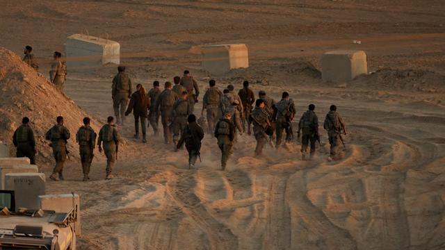 Israelische Soldaten ziehen sich nahe der Israel-Gaza-Grenze zurück.