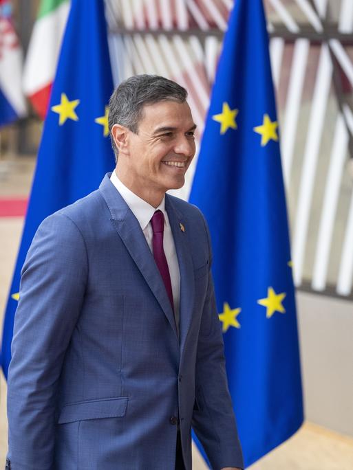 Spaniens Premier Pedro Sanchez läuft vorbei an mehreren EU-Fahnen