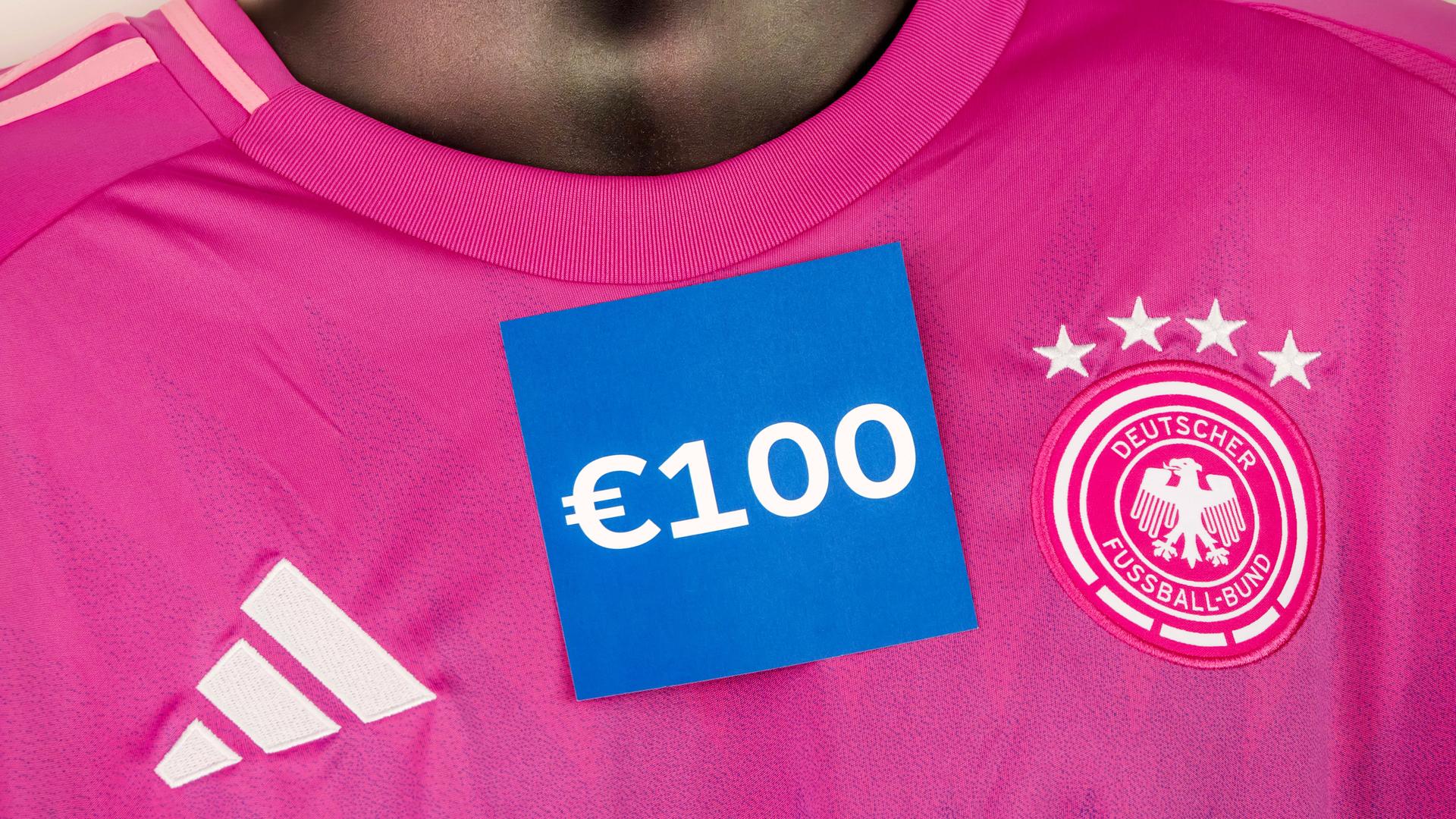 Das DFB-Auswärtstrikot von Adidas in Pink kostet 100 Euro im Fan Shop München