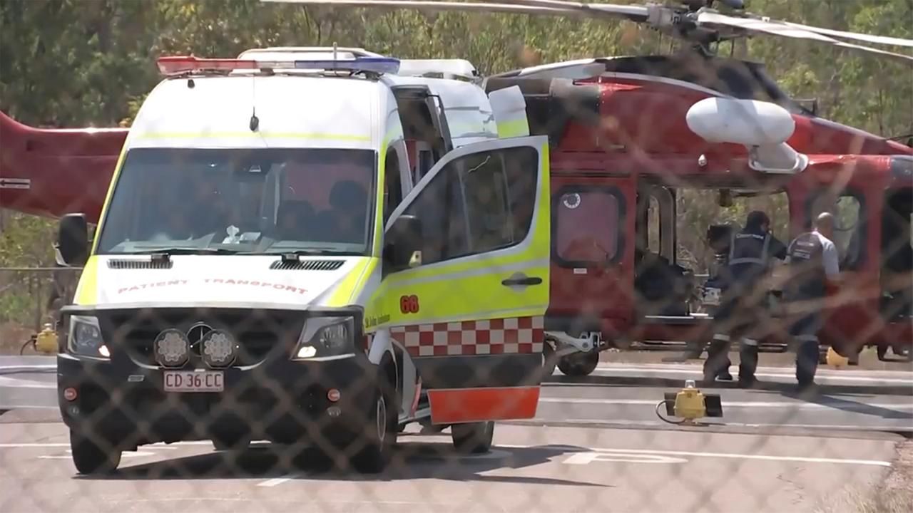 27.08.2023, Australien, Darwin: Dieses Videostandbild zeigt einen Hubschrauber und einen Krankenwagen, die an einer Rettungsaktion nach einem Flugzeugabsturz in Darwin beteiligt sind. Ein US-Militärflugzeug mit mutmaÃlich mehr als 20 Menschen an Bord ist Berichten zufolge während einer Ãbung vor der Nordküste Australiens abgestürzt. Foto: Uncredited/AuBC/AP/dpa +++ dpa-Bildfunk +++ 27.08.2023, Australien, Darwin: Dieses Videostandbild zeigt einen Hubschrauber und einen Krankenwagen, die an einer Rettungsaktion nach einem Flugzeugabsturz in Darwin beteiligt sind. Ein US-Militärflugzeug mit mutmaÃlich mehr als 20 Menschen an Bord ist Berichten zufolge während einer Ãbung vor der Nordküste Australiens abgestürzt. Foto: Uncredited/AuBC/AP/dpa +++ dpa-Bildfunk +++