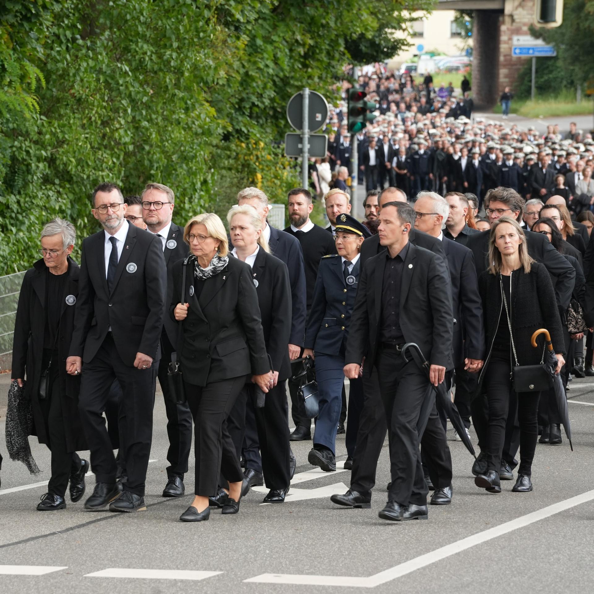 Trauerfeier in Saarlouis - Familie, Freunde und Kollegen nehmen Abschied von getötetem Polizisten