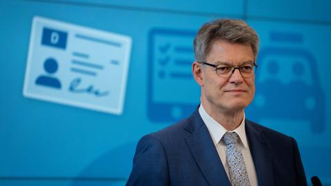 Patrick Schnieder, Bundesminister für Verkehr im Porträt beim Statement zur Reform der Fahrschulausbildung, Berlin , 20.05.2026