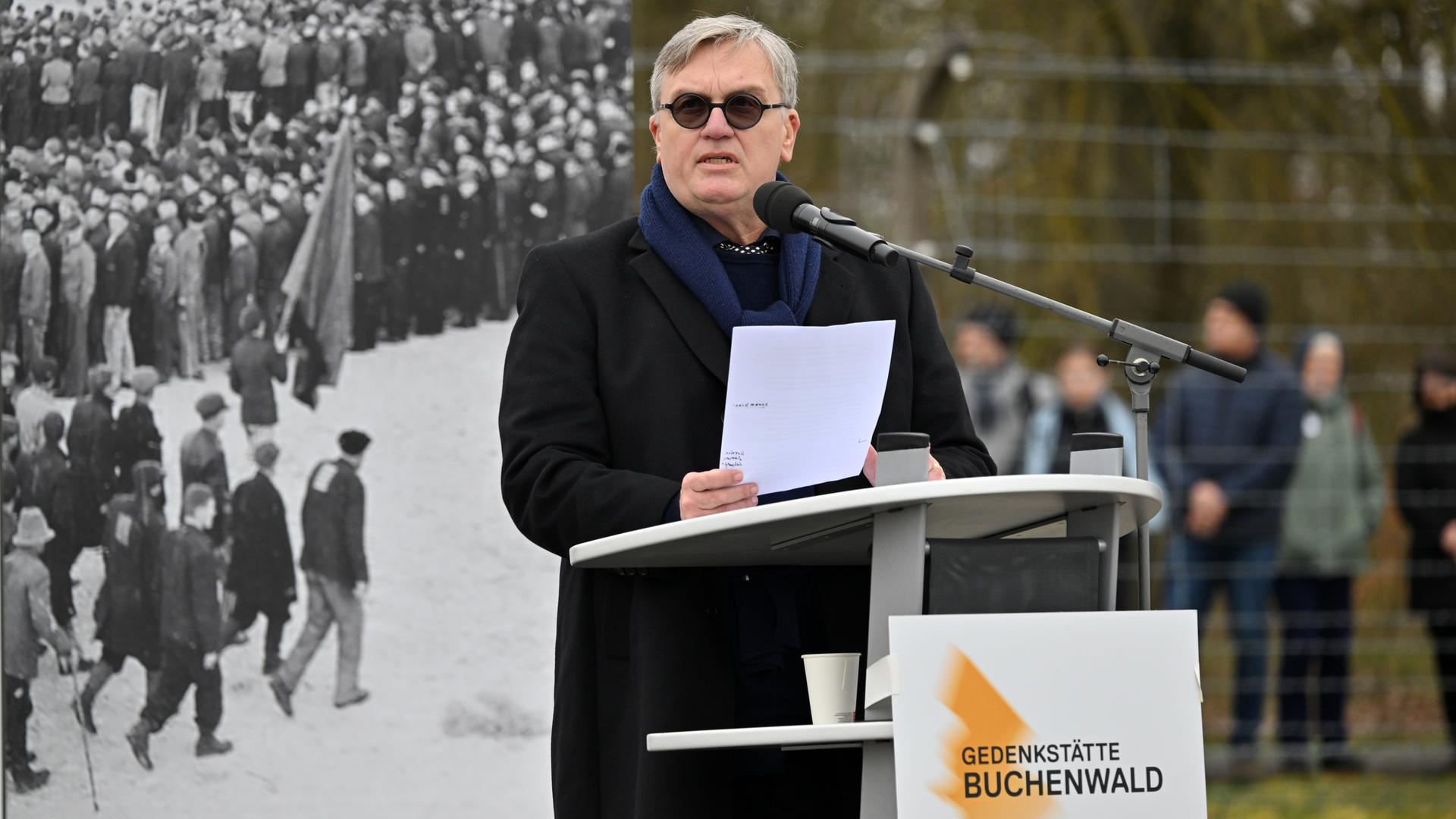 Hape Kerkeling als Enkel eines ehemaligen Häftlings hält eine Ansprache beim Festakt zum 81. Jahrestag der Befreiung des Konzentrationslagers Buchenwald. 
