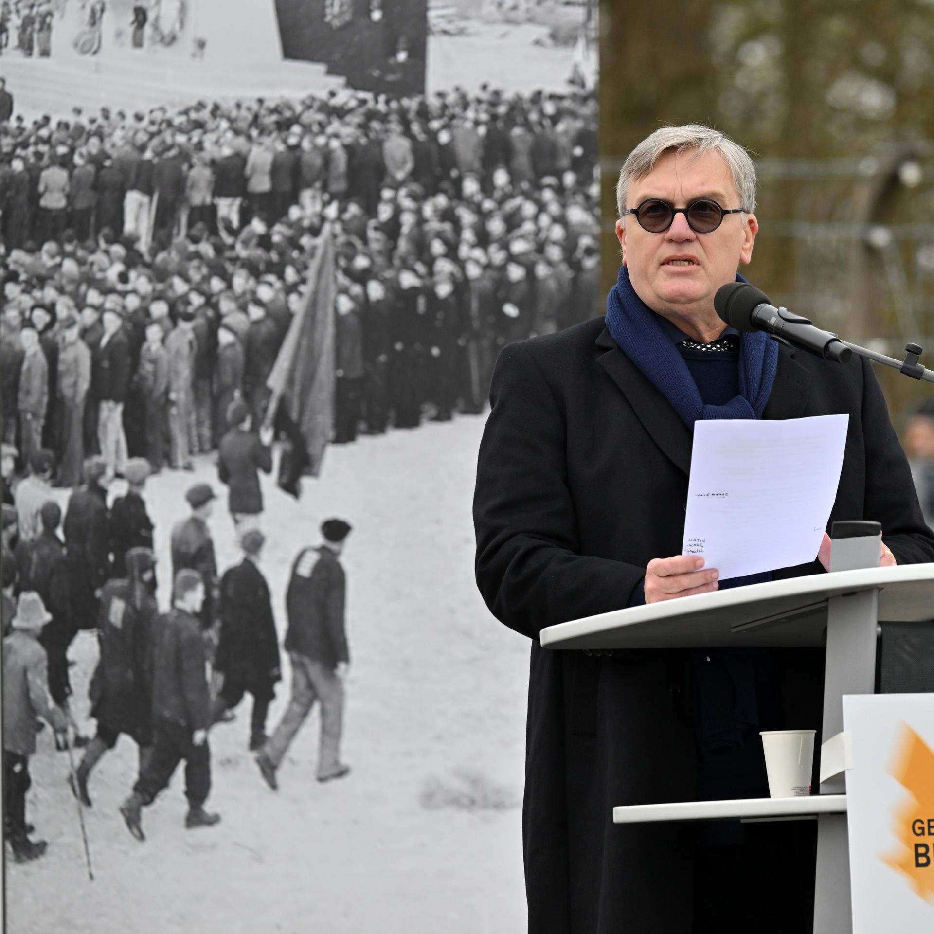 Hape Kerkeling als Enkel eines ehemaligen Häftlings hält eine Ansprache beim Festakt zum 81. Jahrestag der Befreiung des Konzentrationslagers Buchenwald. 