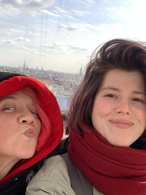 Polina und ihre Freundin auf einem Selfie, sie stehen eng beieinander, eine macht einen Kussmund