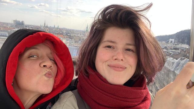 Polina und ihre Freundin auf einem Selfie, sie stehen eng beieinander, eine macht einen Kussmund