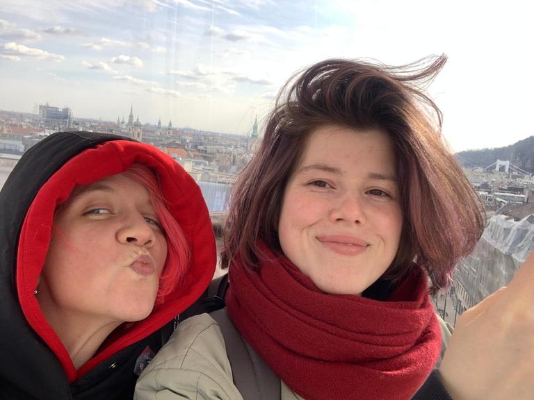 Polina und ihre Freundin auf einem Selfie, sie stehen eng beieinander, eine macht einen Kussmund