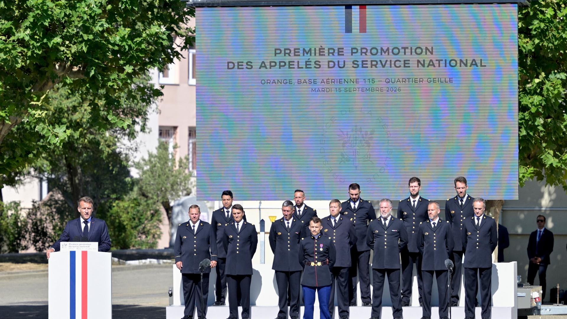 Eine Gruppe von Soldaten. Ein Mann steht am Rednerpult. Eine Gruppe von Soldaten. Ein Mann steht am Rednerpult.