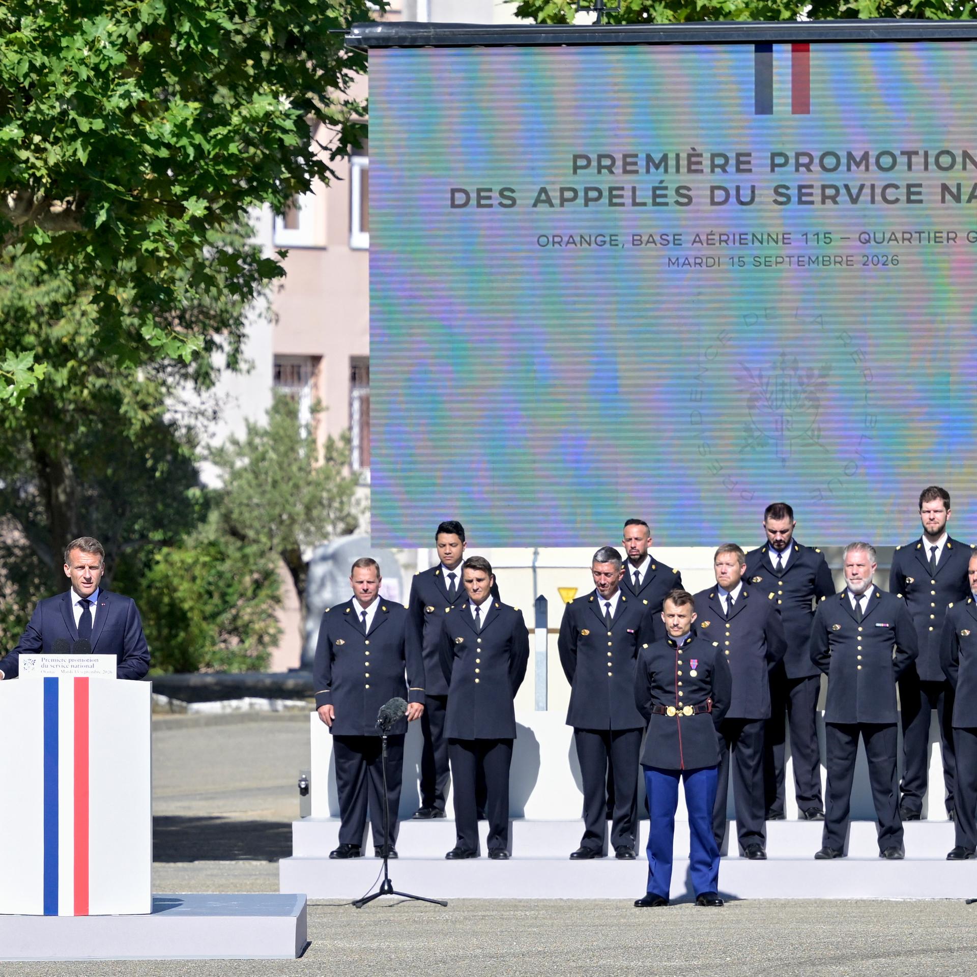 Der französische Präsident Emmanuel Macron empfängt auf einer Militärbasis Freiwillige der ersten Gruppe des neuen nationalen Wehrdienstes. 