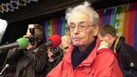 Der Psychoanalytiker Horst-Eberhard Richter 2004 vor der US-Airbase in Ramstein. Bei der Abschlusskundgebung einer Demonstration der Organisation "Internationale Ärzte für die Verhütung des Atomkriegs" zum ersten Jahrestag des Beginns des Zweiten Irakkriegs. 