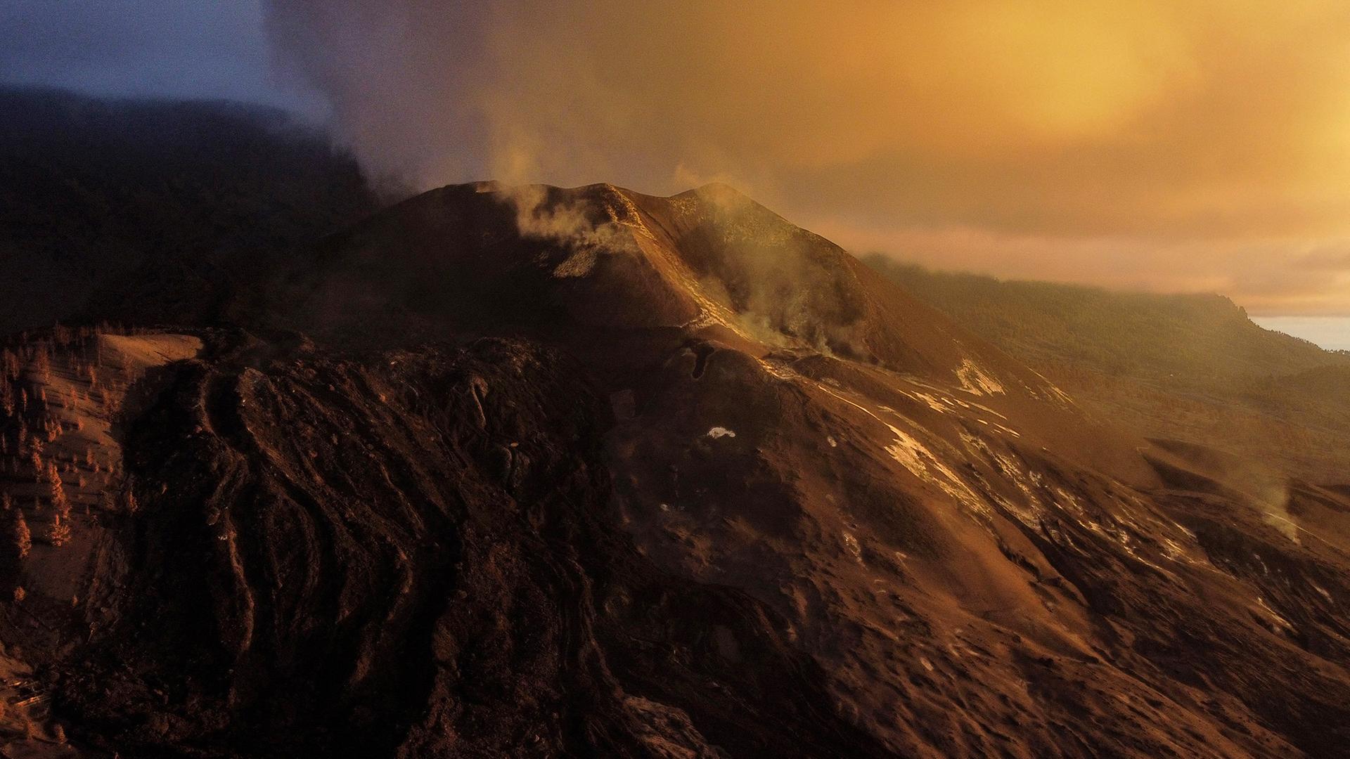 Luftaufnahme des Vulkans Cumbre Vieja in Tacande auf der Kanarischen Insel La Palma, mit aufteigenden Rauchschwaden.