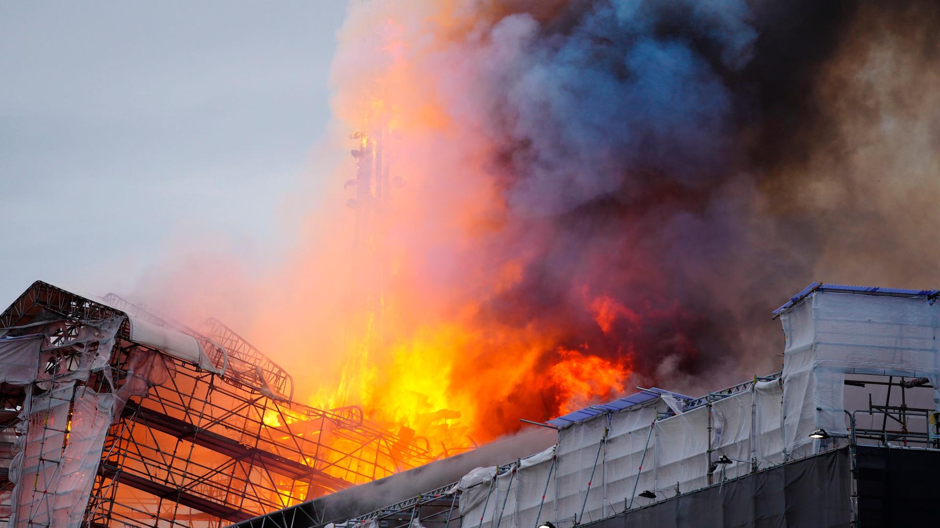 Dänemark, Kopenhagen: Feuer und Rauch steigen aus der Alten Börse, "Boersen" bei einem Brand.