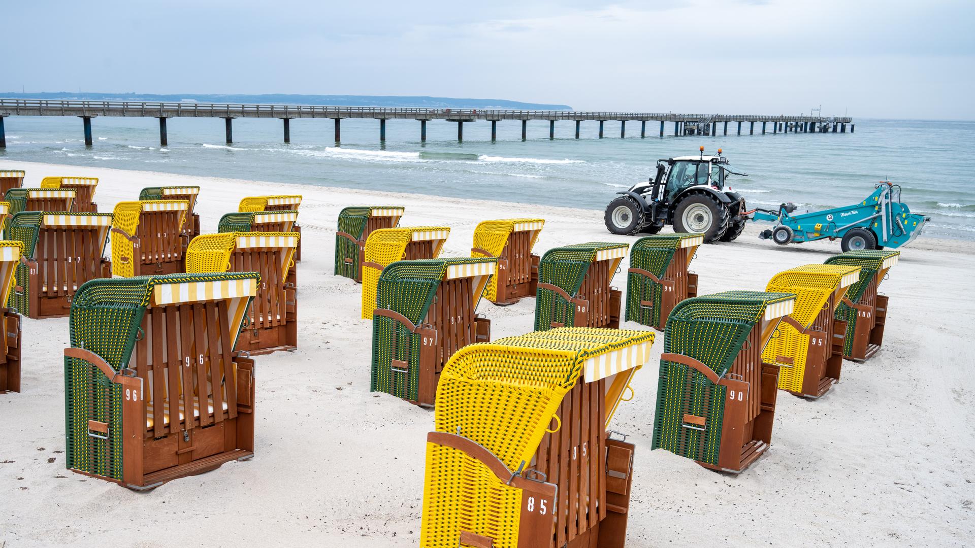 Strandkörbe stehen im Juni 2021 vor der Seebrücke auf der Insel Rügen am Ostseestand. Eine Woche nach der Ãffnung von Hotels und anderen Herbergen für einheimische Urlauber können nun auch Touristen aus ganz Deutschland nach Mecklenburg-Vorpommern kommen.