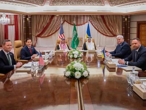 (v.l.) Sicherheitsberater Mike Waltz, US-Außenminister Marco Rubio, der saudi-arabische Außenminister Prinz Faisal bin Farhan, der saudi-arabische Sicherheitsberater Mosaad bin Mohammad al-Aiban, Ukraines Chef der Präsidialadministration Andriy Yermak 
