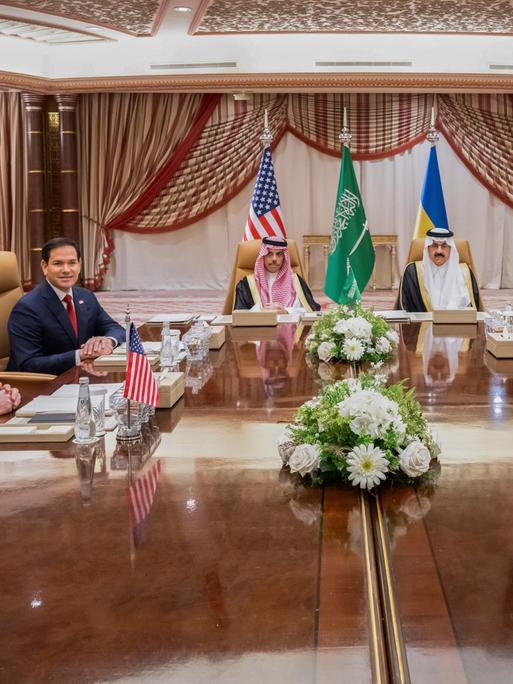 (v.l.) Sicherheitsberater Mike Waltz, US-Außenminister Marco Rubio, der saudi-arabische Außenminister Prinz Faisal bin Farhan, der saudi-arabische Sicherheitsberater Mosaad bin Mohammad al-Aiban, Ukraines Chef der Präsidialadministration Andriy Yermak 