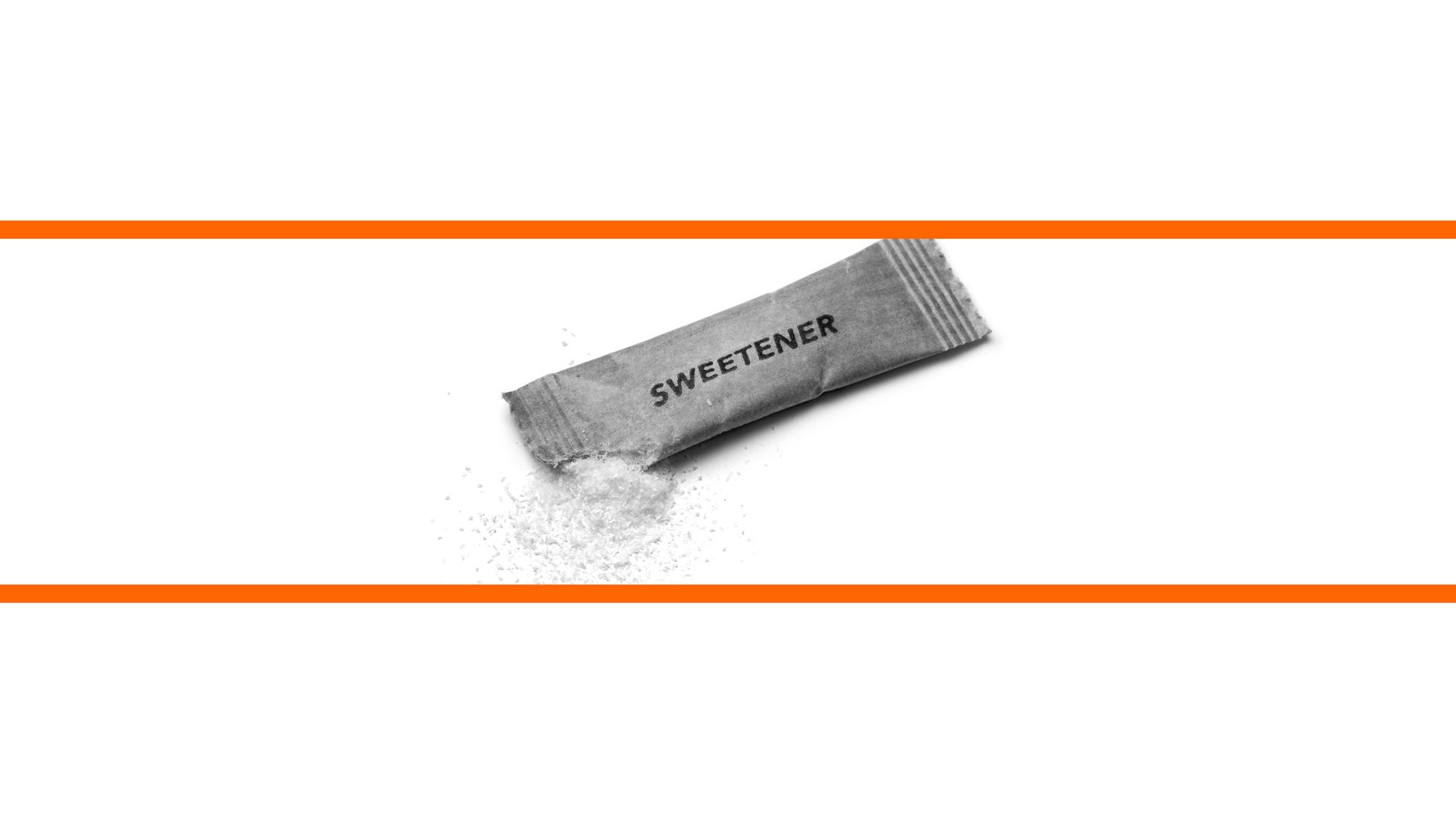 Schwarz-weißes Bild von einem Sachez Süßstoff vor weißem Hintergrund im mittleren Drittel des Bildes. Die beiden weißen Bilddrittel oben und unten sind mit orangenen Streifen abgetrennt.