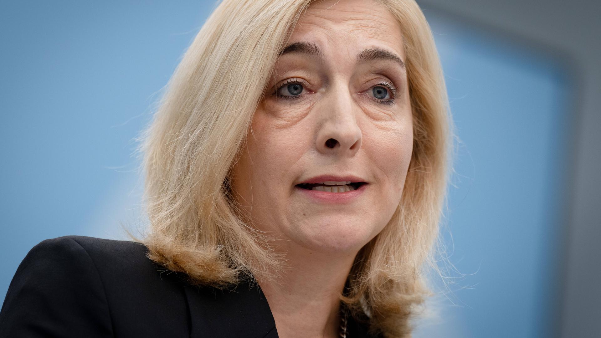 Nina Warken, im dunklen Blazer, gibt ein Pressestatement ab.