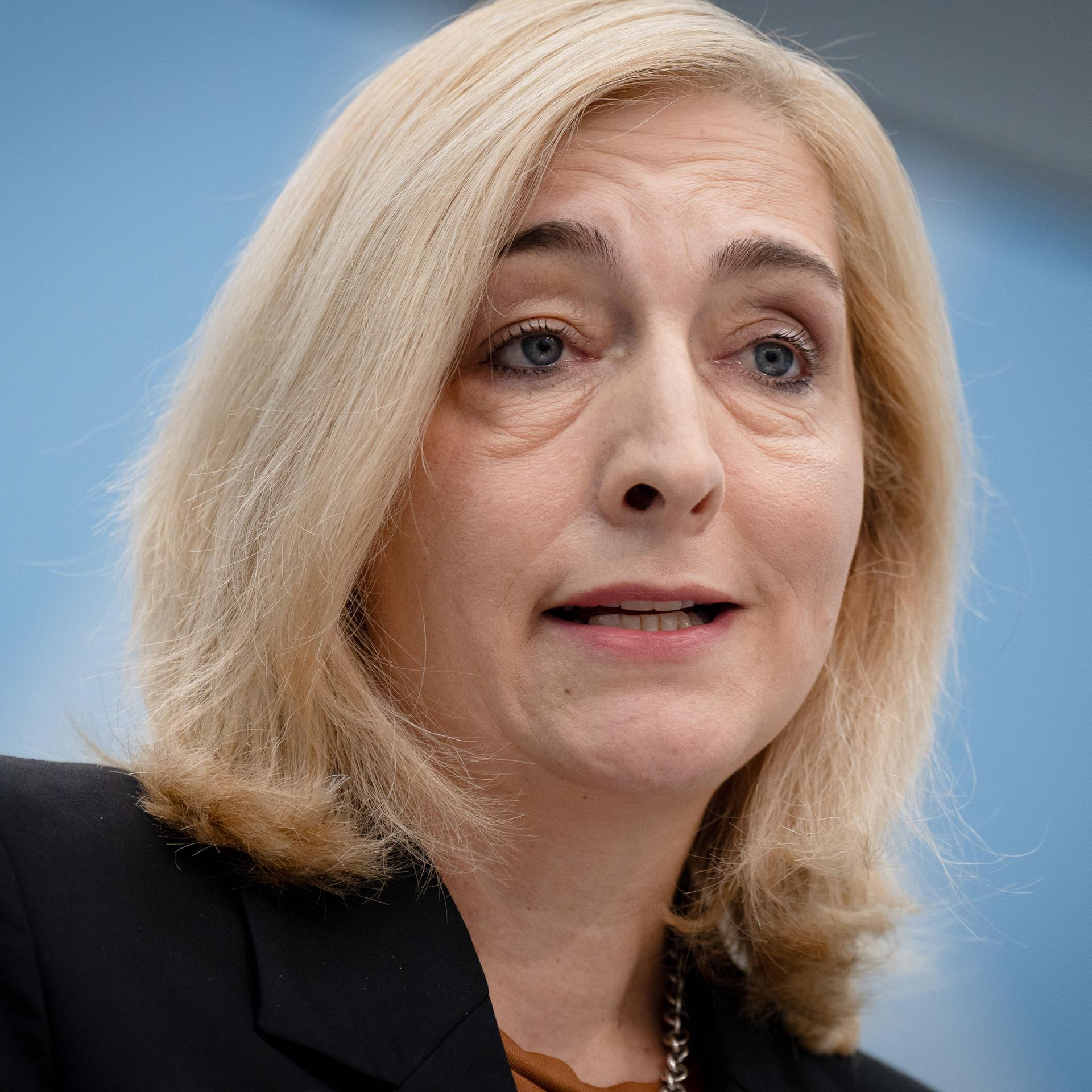 GKV-Beitragssatzstabilisierungsgesetz im Bundestag: Interview Nina Warken, CDU