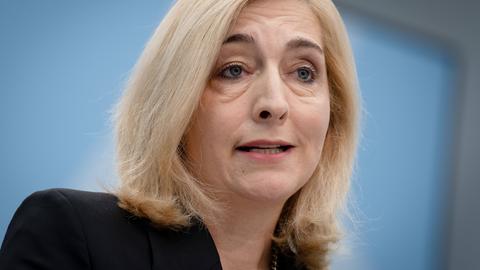 Nina Warken, im dunklen Blazer, gibt ein Pressestatement ab.