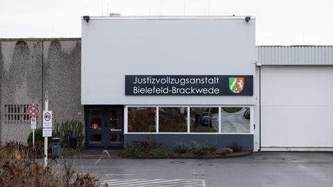Blick auf den Eingang der Justizvollzugsanstalt Bielefeld-Brackwede.