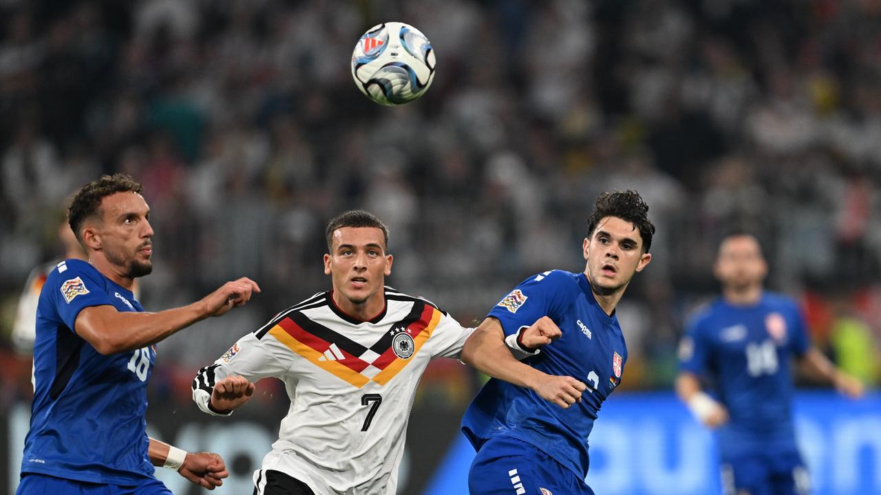Das Bild zeigt eine Szene aus dem Spiel zwischen Deutschland und Serbien. Zu sehen sind die Spieler Mihajlo Cvetković (Serbien), Said El Mala (Deutschland) und Kosta Nedeljković (Serbien). Sie kämpfen um den Ball.