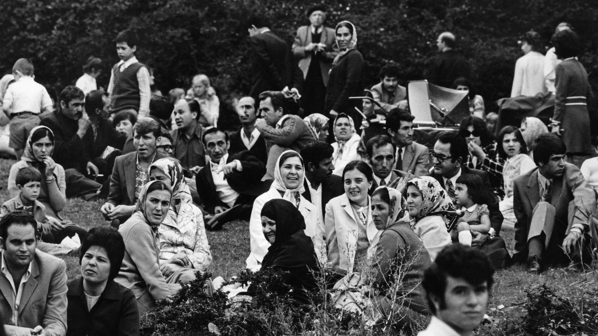 Türkische "Gastarbeiterinnen" und "Gastarbeiter" verbringen an einem Sonntagnachmittag ihre Freizeit im Victoria-Park von Berlin-Kreuzberg. (Symbolbild) Türkische "Gastarbeiterinnen" und "Gastarbeiter" verbringen an einem Sonntagnachmittag ihre Freizeit im Victoria-Park von Berlin-Kreuzberg. (Symbolbild)