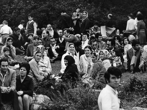 Türkische "Gastarbeiterinnen" und "Gastarbeiter" verbringen an einem Sonntagnachmittag ihre Freizeit im Victoria-Park von Berlin-Kreuzberg. (Symbolbild)