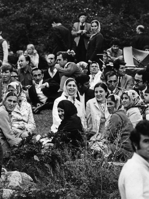 Eine Gruppe türkischer Gastarbeiterinnen und Gastarbeiter verbringen sonntagnachmittags ihre Freizeit im Victoria-Park von Berlin-Kreuzberg. (Symbolbild)