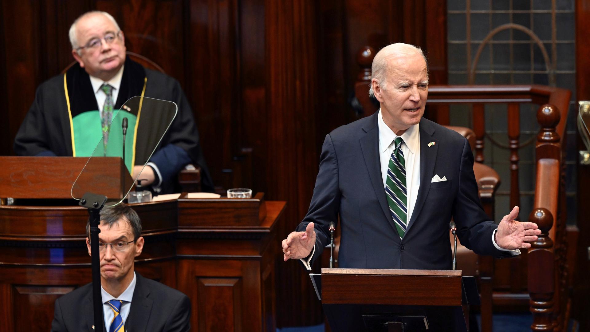 Biden steht am Rednerpult des irischen Parlaments und gestikuliert. Biden steht am Rednerpult des irischen Parlaments und gestikuliert.
