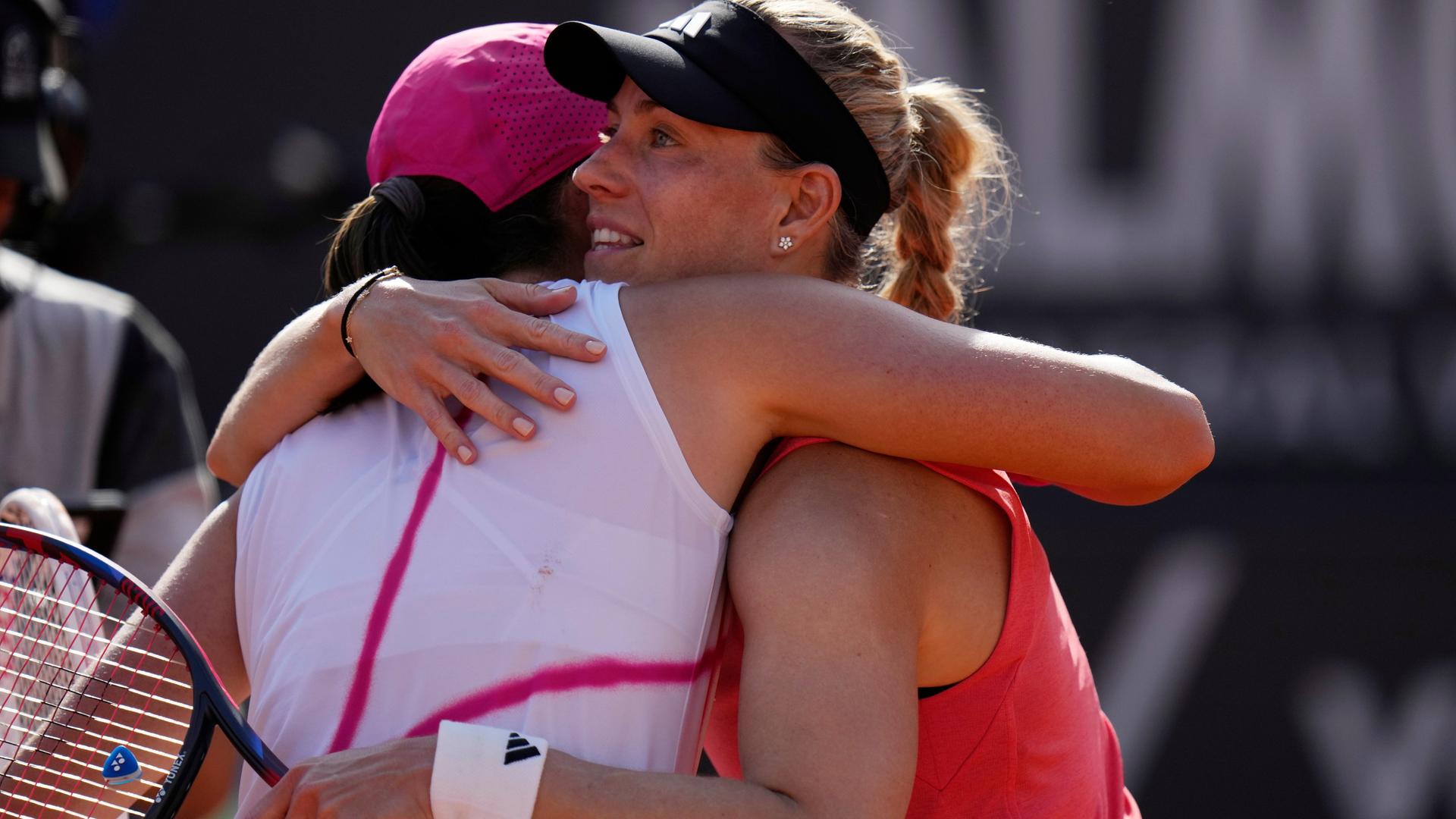 Angelique Kerber gratuliert Iga Swiatek zu ihrem Sieg. Angelique Kerber gratuliert Iga Swiatek zu ihrem Sieg.