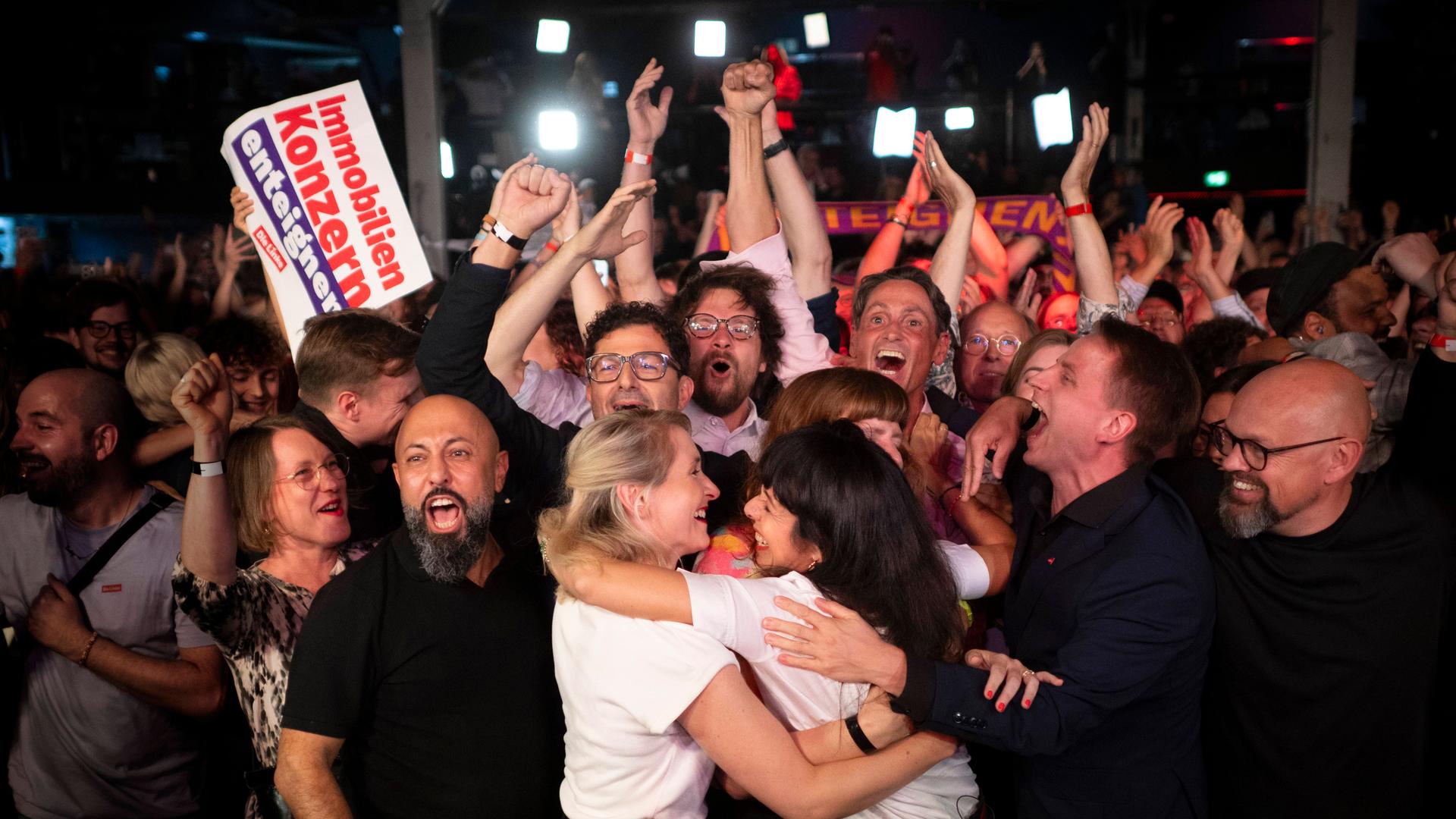 Wahlparty der Berliner Linkspartei am Wahlabend. Spitzenkandidatin Elif Eralp jubelt mit der Landesvorsitzenden Kerstin Wolter, Bundesvorsitzenden Ines Schwerdtner, dem Neuköllner Bundestagsabgeordneten Ferat Kocak und anderen.
