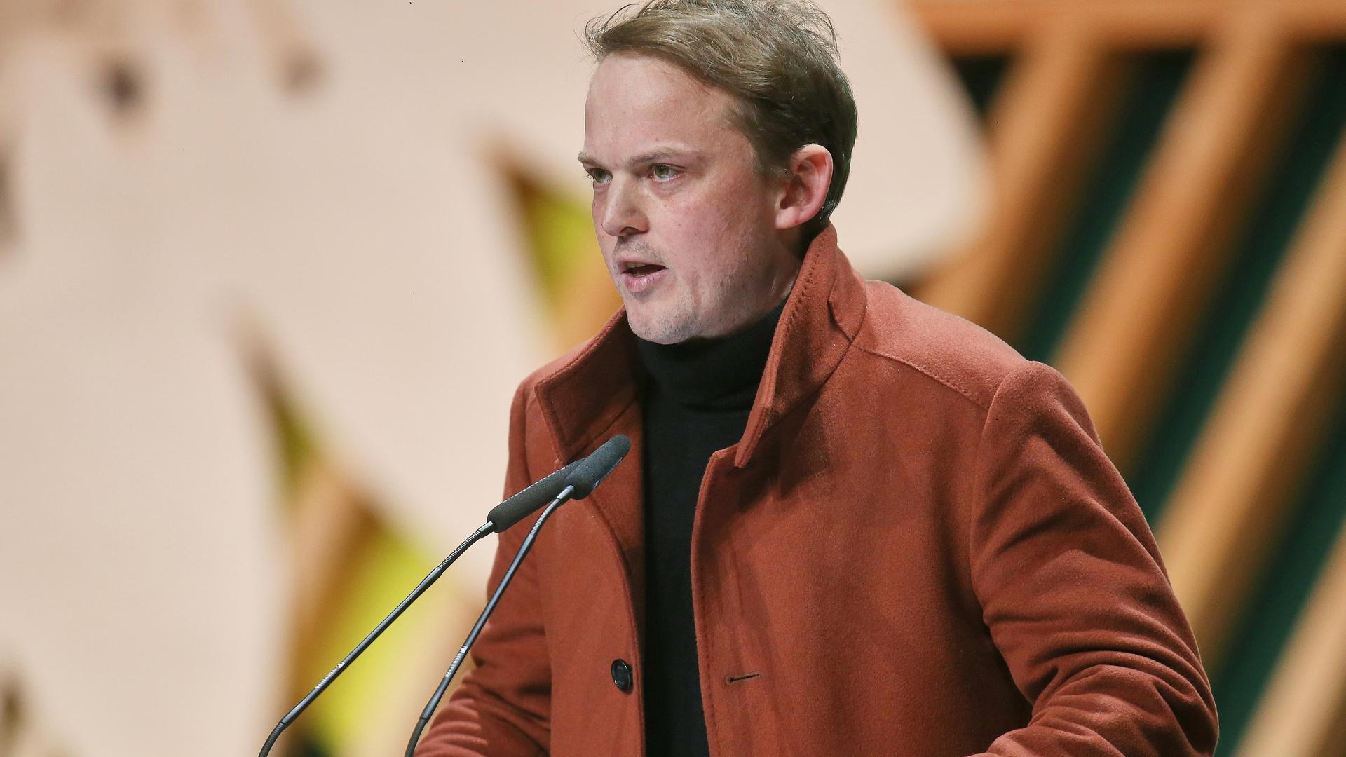 Der Grünen-Europapolitiker Marquardt steht vor einem Mikrofon. Der Grünen-Europapolitiker Marquardt steht vor einem Mikrofon.