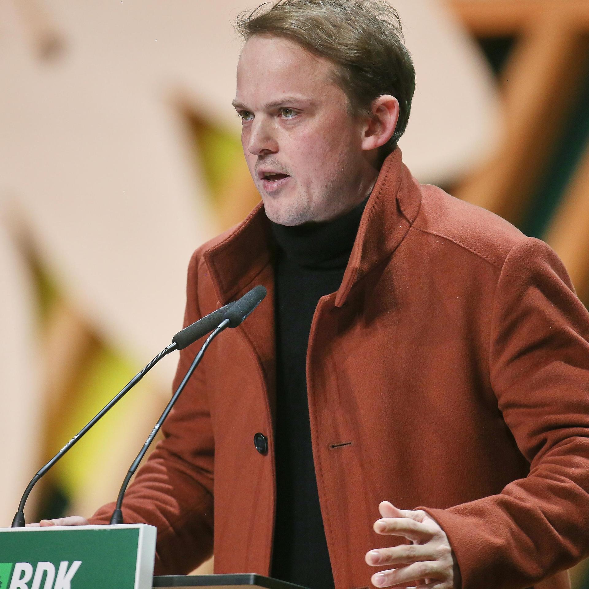 Der Grünen-Europapolitiker Marquardt steht vor einem Mikrofon.