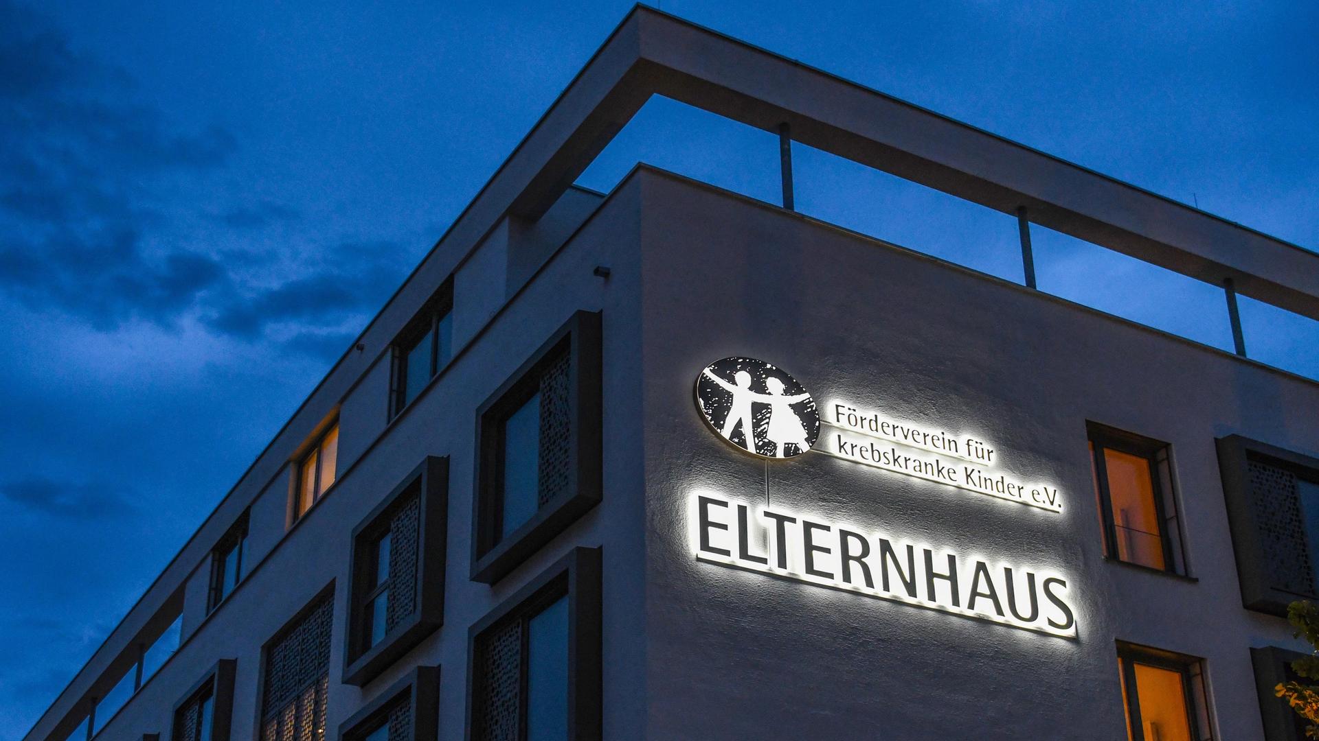 Elternhaus - Foerderverein für krebskranke Kinder: Beleuchteter Schriftzug an einem Elternhaus, neben der Kinder- und Jugendklinik des Uni-Klinikums Freiburg. 