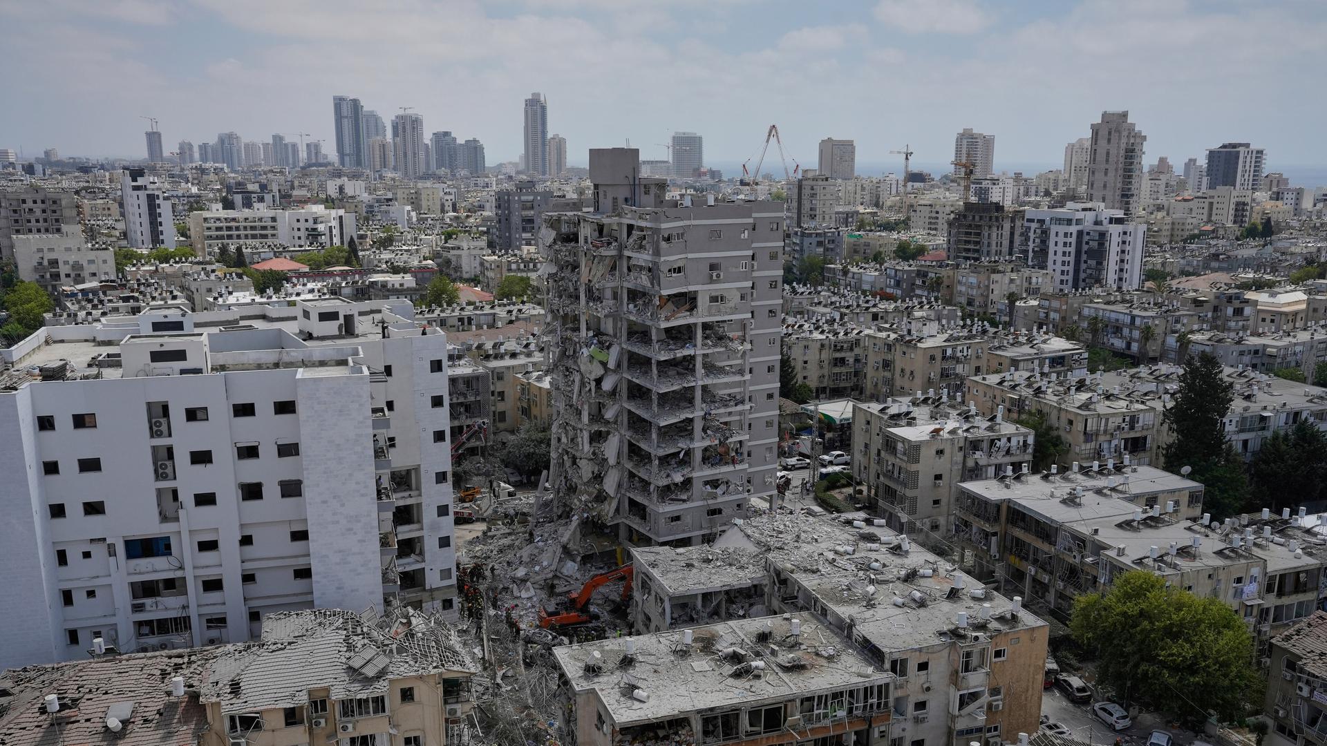 Zerstörte Gebäude in einer Stadt. Es handelt sich um Bat Jam in Israel. 