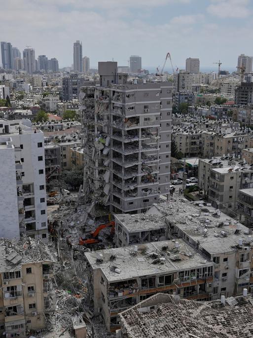 Zerstörte Gebäude in einer Stadt. Es handelt sich um Bat Jam in Israel. 