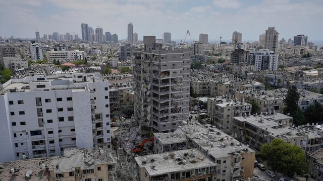 Zerstörte Gebäude in einer Stadt. Es handelt sich um Bat Jam in Israel. 