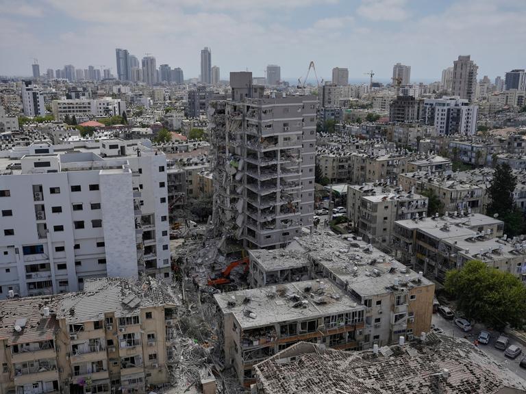 Zerstörte Gebäude in einer Stadt. Es handelt sich um Bat Jam in Israel. 