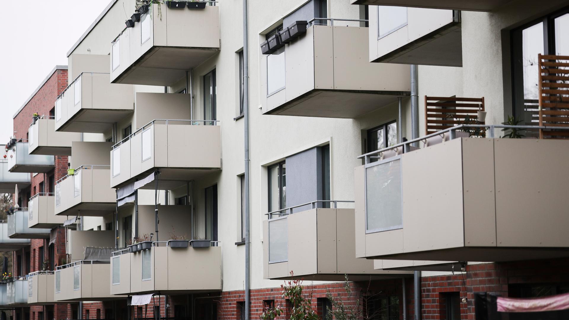 Blick auf die Balkons einer Wohnanlage. 