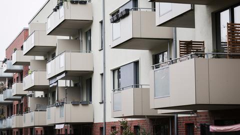 Blick auf die Balkons einer Wohnanlage. 